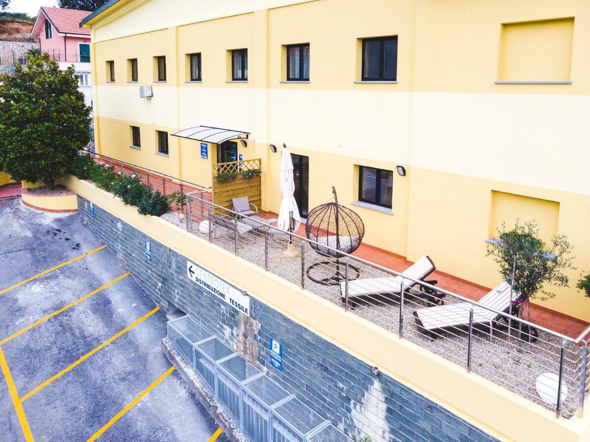 Cisano sul Neva Riviera Hub酒店 外观 照片
